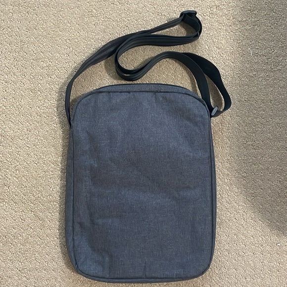 Tablet sling bag with electronic travel organizer from Fortinet - Picture 2 of 10